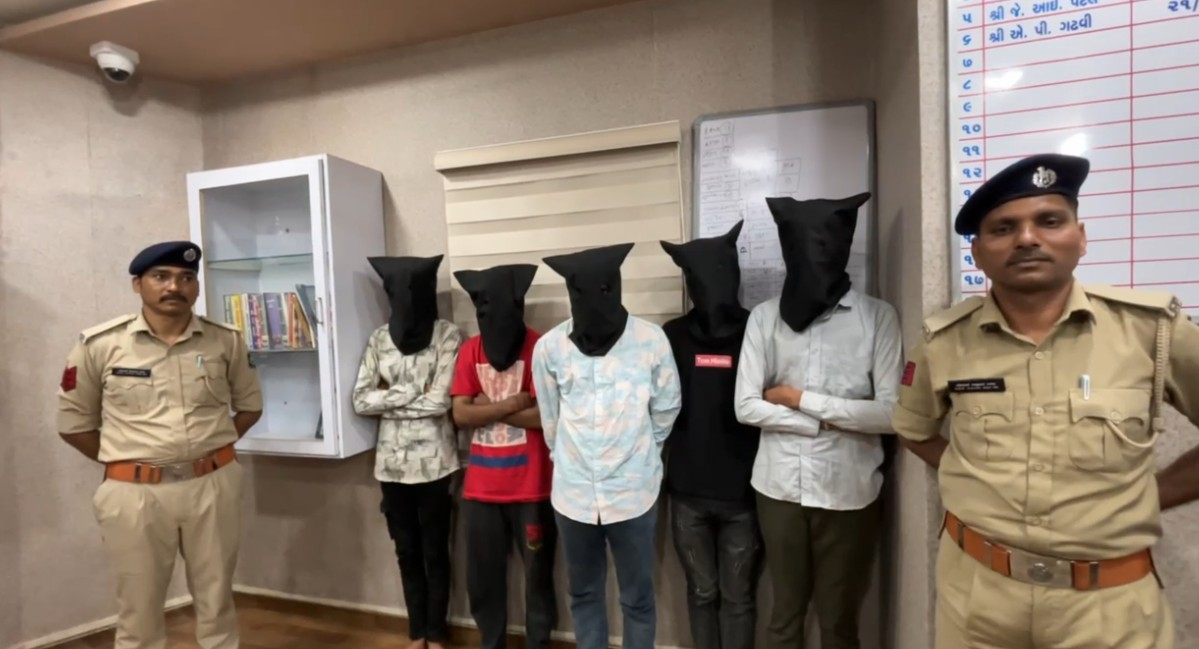 છાણી પોલીસે લૂંટારૂ ગેંગનાં પાંચ લૂંટારૂઓને ઝડપી પાડયા