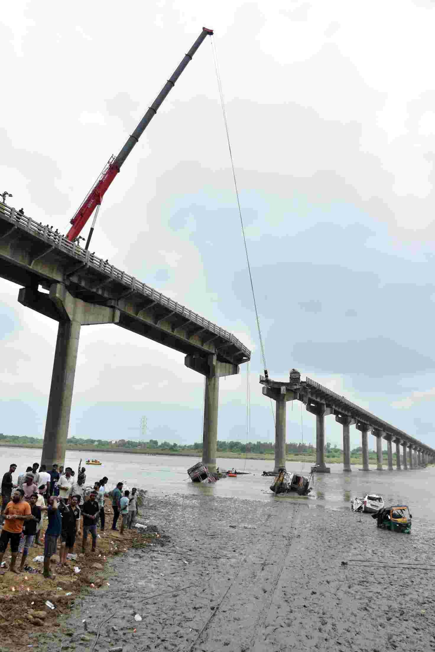 મુજપુર ગંભીરા બ્રિજ દુર્ઘટના નદીમાં ગરકાવ વાહનો બહાર કાઢવા ભારે જહેમત 