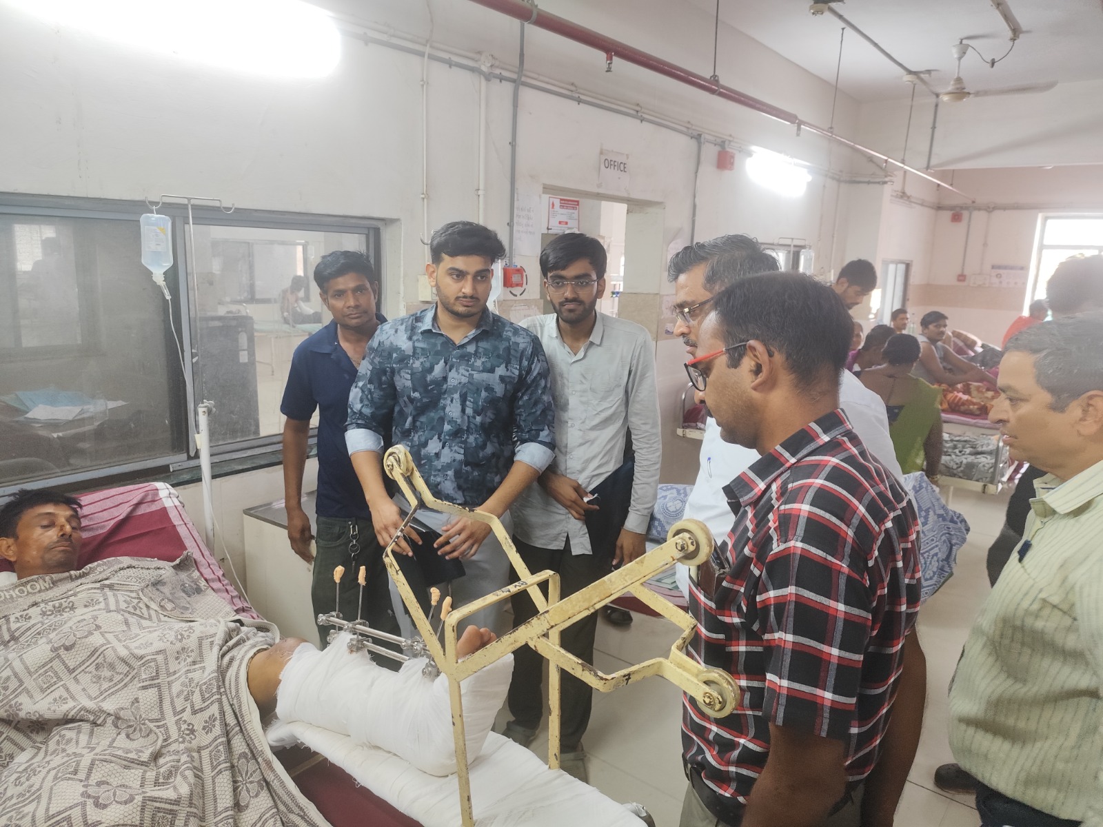 મુજપુર-ગંભીરા બ્રિજ દુર્ઘટનાના ઇજાગ્રસ્તોની મુલાકાતે પ્રિન્સિપલ સેક્રેટરી ધનંજય દ્વિવેદી