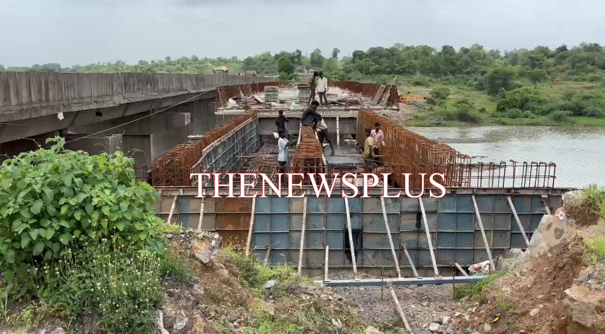 સાવલી ડેસર તાલુકાને જોડતા મેસરી અને કરડ નદી પર ૬૦ વર્ષ જુના બ્રીજ ઉપર જુના સળિયા જુના પીલ્લર ઉપર નવીન બ્રિજના પુલની કામગીરી