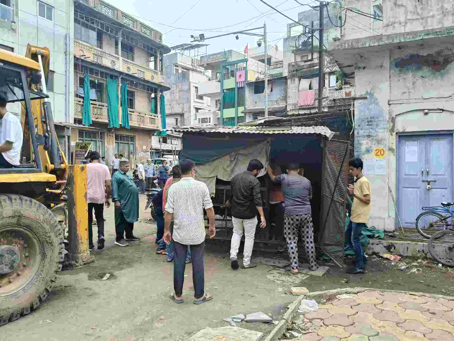 કોર્પોરેશને મોગલવાડા મટન માર્કેટ સીલ કર્યું:21 વેપારીઓનું 15 વર્ષનું 1.50 કરોડ ભાડું બાકી હતું;