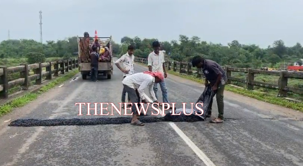 સાવલી તાલુકામાં બિસ્માર હાલત તેમજ ખાડા પડી ગયેલ બ્રિજનું સમારકામ ચાલુ