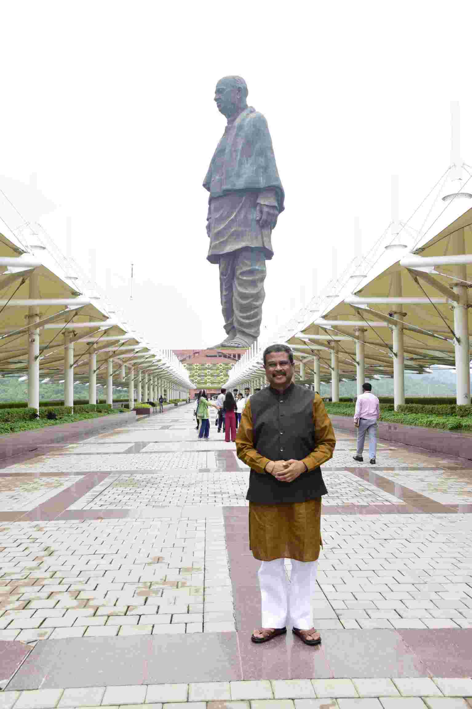 કેન્દ્રીય શિક્ષણ મંત્રી ધર્મેન્દ્ર પ્રધાને સ્ટેચ્યુ ઓફ યુનિટીની મુલાકાત કરી સરદાર સાહેબને ભાવાંજલિ અર્પી 