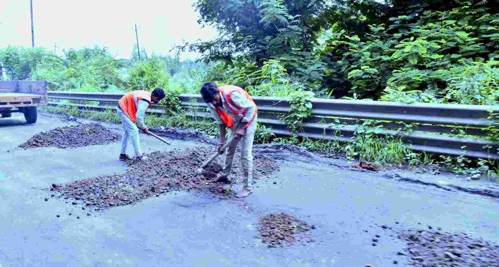 વડોદરા જિલ્લામાં રસ્તાઓના સમારકામનું કાર્ય યુદ્ધના ધોરણે