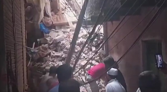 મજૂર કોલોનીમાં શનિવારે સવારે 7 વાગ્યે ચાર માળની ઈમારત ધરાશાયી 