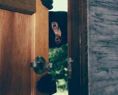 શિક્ષિકાના બંધ મકાનને ટાર્ગેટ કરી ચોરો 5.50 લાખના દાગીના ચોર્યા 