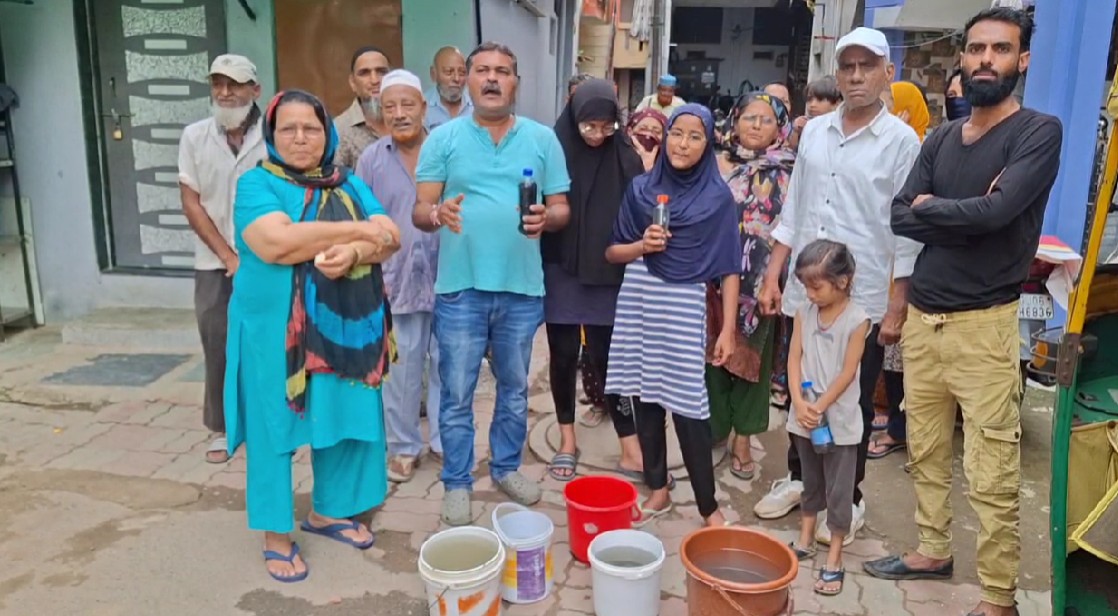 જળ મંત્રી મંત્રી પાટીલ સમક્ષ વડોદરામાં દૂષિત પાણી મામલે ભારે વિરોધ