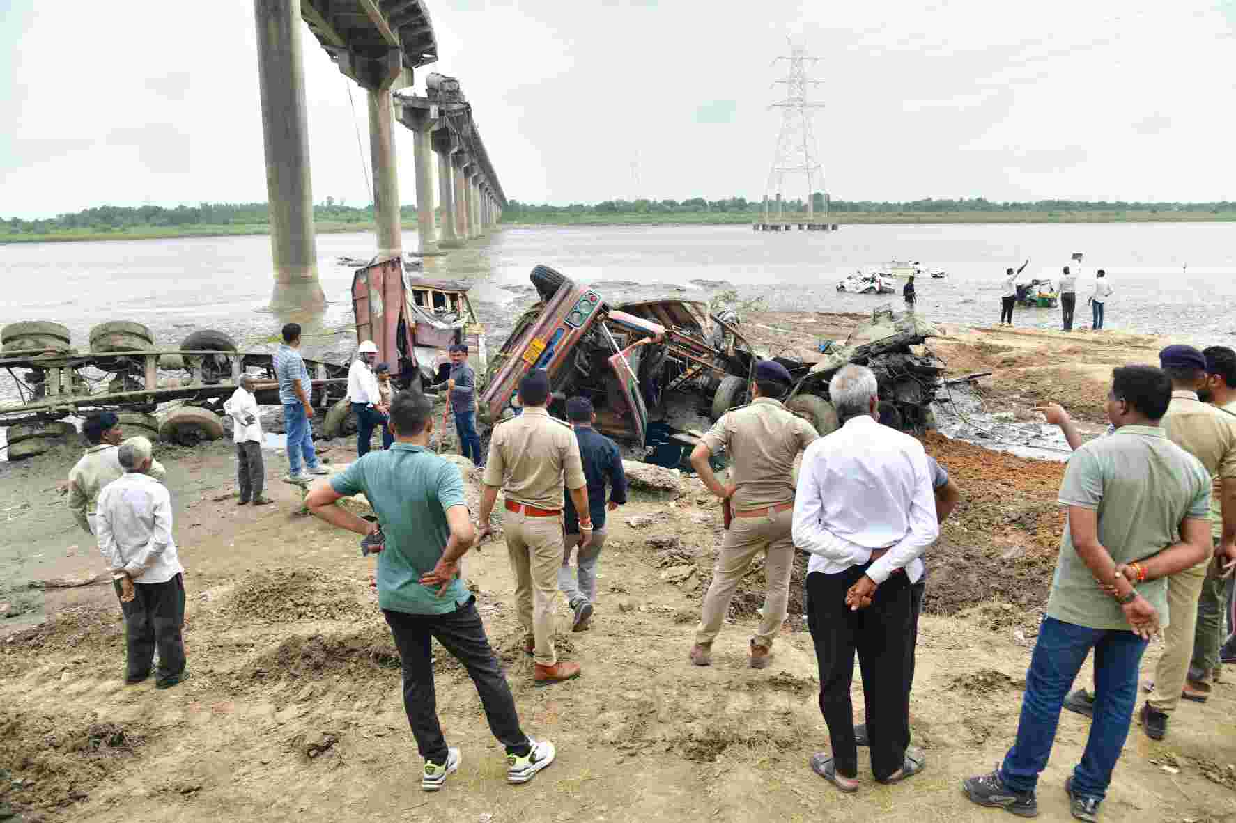 વડોદરા બ્રિજ દુર્ઘટનાના ચોથા દિવસે પણ હતભાગીઓને શોધવા માટે વિવિધ એજન્સીઓ દ્વારા ઓપરેશન વહેલી સવારથીજ શરૂ કરી દેવામાં આવ્યું હતું