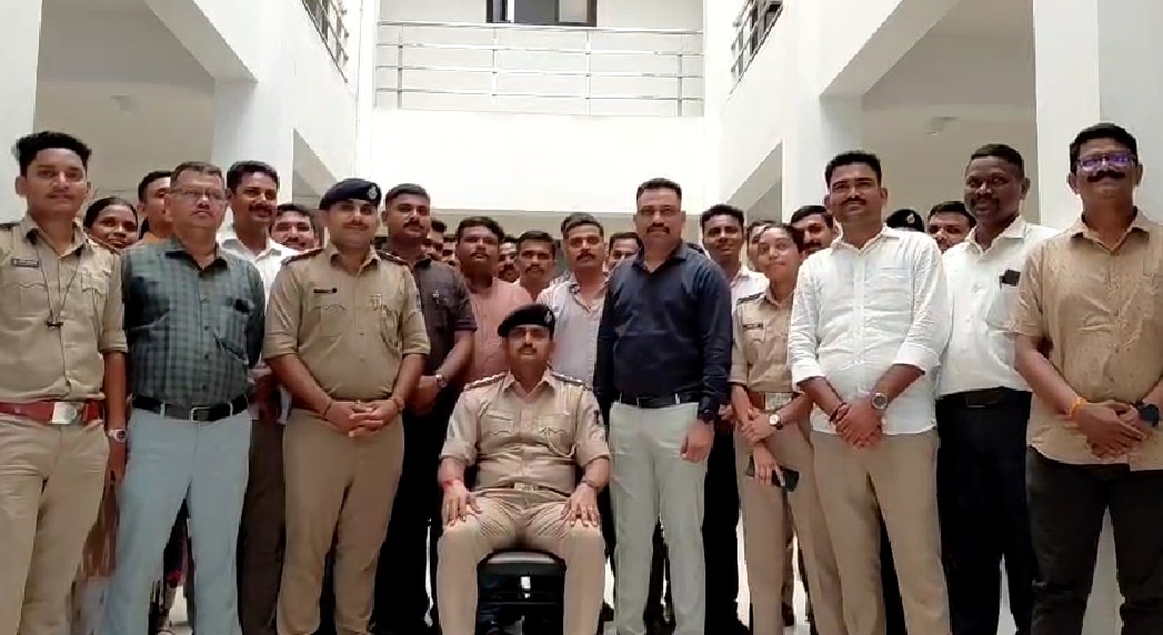 મકરપુરા પોલીસ સ્ટેશનના સ્ટાફ દ્વારા વિદાય સમારંભ રાખવામાં આવ્યો