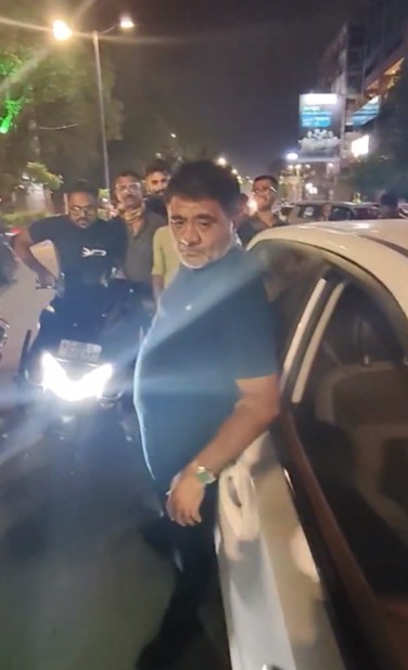 અમદાવાદ થી વડોદરા સુધી ચાલુ કારે દારૂ સાથેની સફર