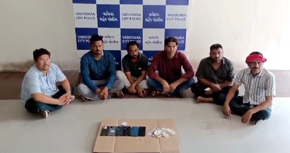 પીસીબી દ્વારા સયાજીગંજ રેલવે સ્ટેશન સામે જુગાર રમતા છ ઝડપાયા