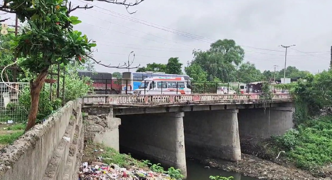 આરાધના સિનેમા થી બહુચરાજી સ્મશાન જતો બ્રીજ ક્ષત્રિગ્રસ્ત