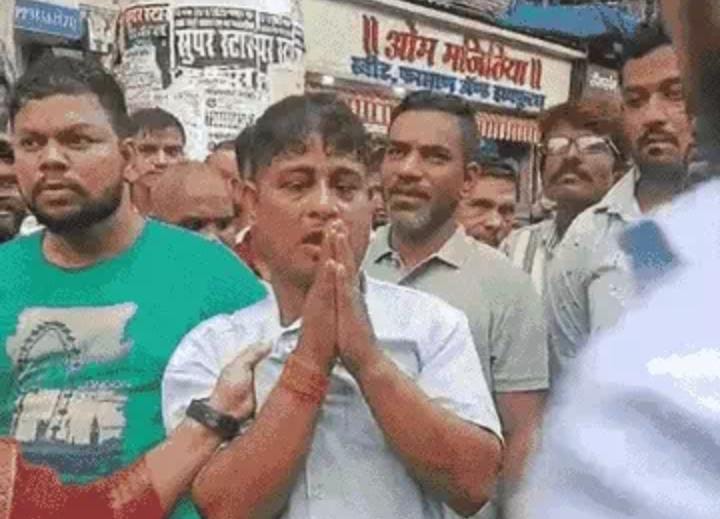 મરાઠી ભાષા મામલે મહારાષ્ટ્ર નવનિર્માણ સેનાના કાર્યકરોએ જાહેરમાં ડ્રાઇવરને માર માર્યો