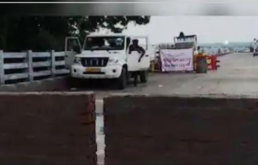 તંત્રએ બુદ્ધિનું દેવાળું ફૂંક્યું ગંભીરા પુલ પર રેસ્ક્યુ વાહનો છતાં પુલના છેડે દીવાલ બનાવી દીધી