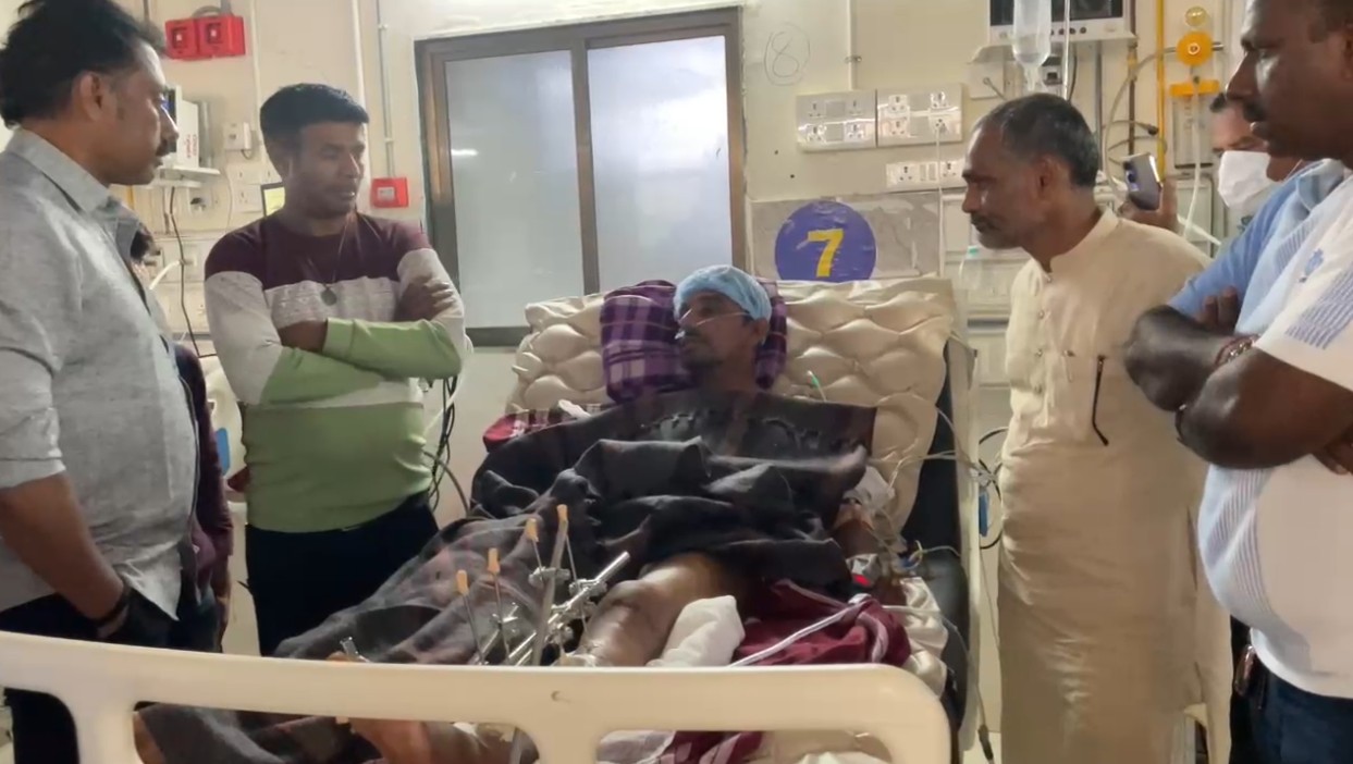 ગંભીરા બ્રિજ દુર્ઘટનાના દર્દીને શ્વાસ લેવામાં તકલીફ થતા આઈસીયુમાં ખસેડવામાં આવ્યો