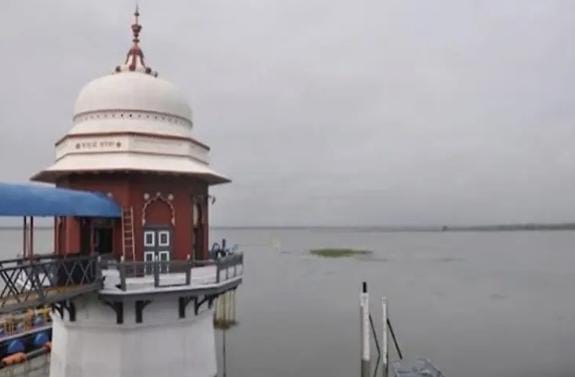 24 કલાકમાં આશરે બે ઇંચ વરસાદ પડતા સરોવરની સપાટીમાં આશરે અડધો ફૂટનો ઝડપથી વધારો