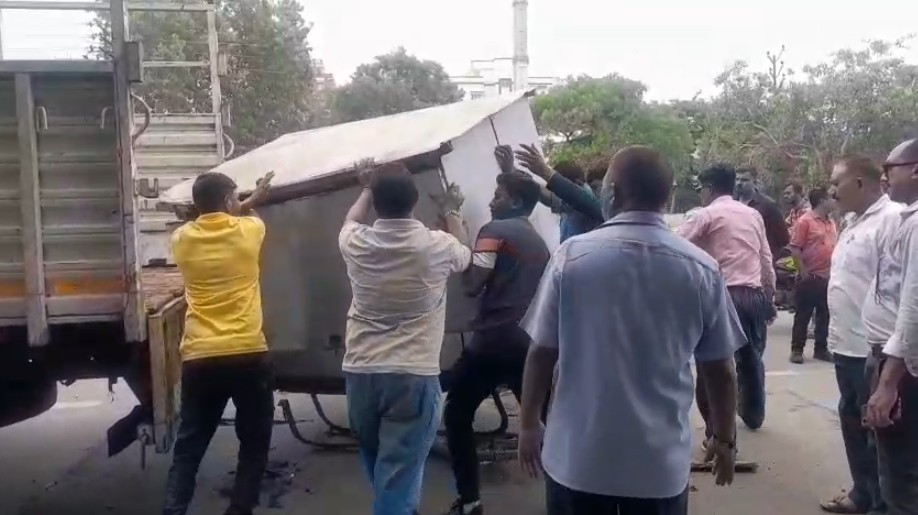 દબાશાખા દ્વારા વહીવટી વોર્ડ 5માં લારી ગલ્લાનાં દબાણો દૂર કરવાની કામગીરી હાથ ધરવામાં આવી 