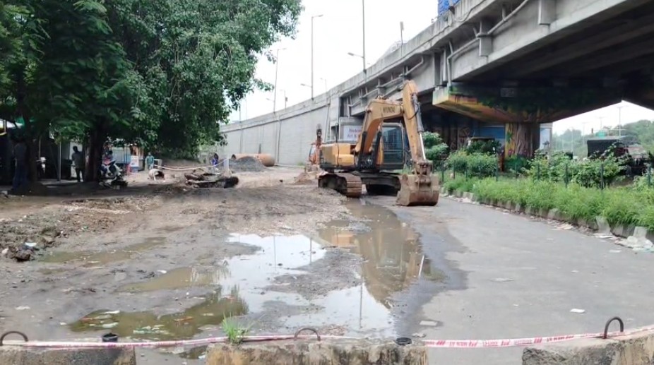 સોખડા સર્વિસ રોડનો એક તરફનો રોડ બંધ થતા વાહન ચાલકો મુશ્કેલીમાં મુકાયા