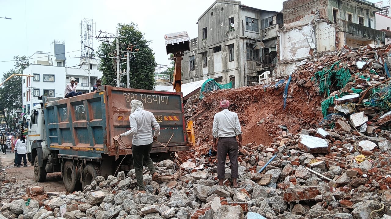 વિશ્વામિત્રી પ્રોજેક્ટ કાગળ પર પુરો પણ ડંપરોમાં હજું ઓન ડ્યુટી વીએમસીના સ્ટીકરો