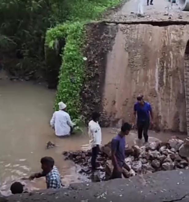 જૂનાગઢમાં વધુ એક બ્રિજ તૂટવાની ઘટના: હીટાચી મશીન સાથે આઠથી વધુ લોકો 15 ફૂટ ઉપરથી નદીમાં ખાબક્યા