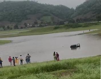 પ્રવાસીઓની બેદરકારીને કારણે એક થાર કાર પાણીમાં ગરકાવ