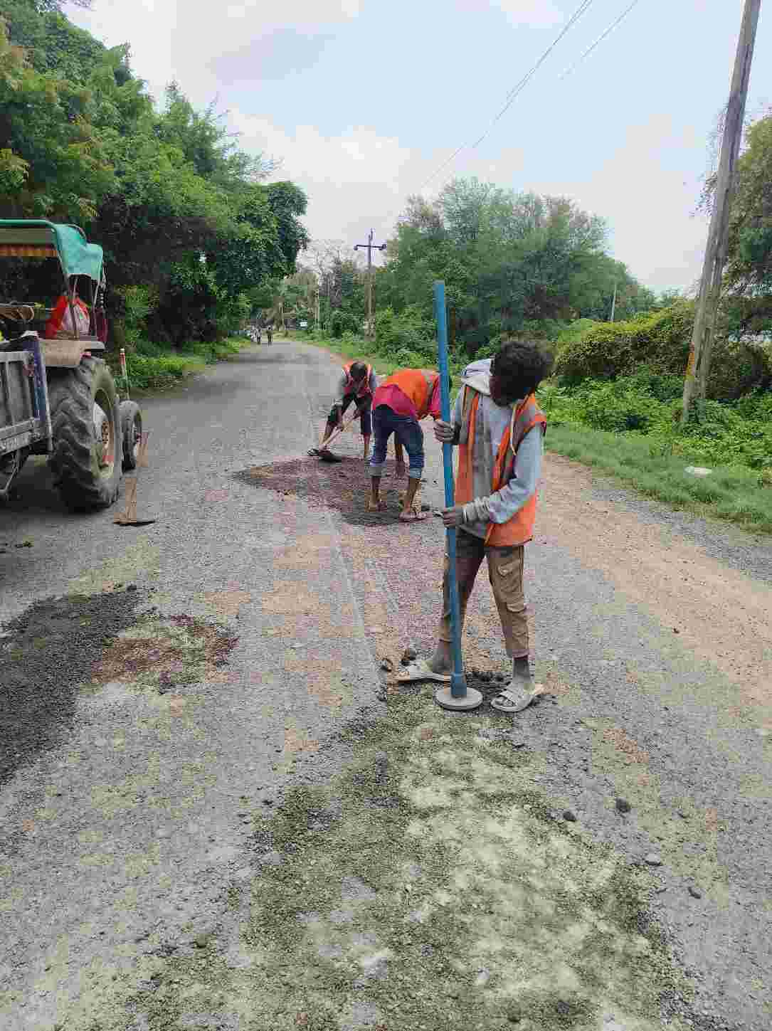 વડોદરા જિલ્લામાં બિસ્માર રસ્તાઓને યુદ્ધના ધોરણે રિપેર કરવાની કામગીરી
