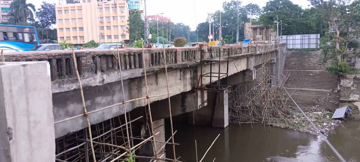 નો ગારન્ટી...પાલિકા પાસે એક પણ સ્ટ્રકચરલ એન્જિનિયર નથી, છતાં બ્રિજ ઇન્સ્પેક્શન કર્યાનાં અને સબસલામતીના રિપોર્ટ અપાયા