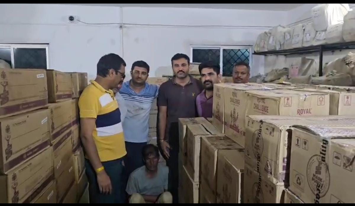 કપુરાઇ ચોકડી પાસે બંધબોડીના ટ્રકમાંથી 40 લાખનો દારુ ઝડપાયો