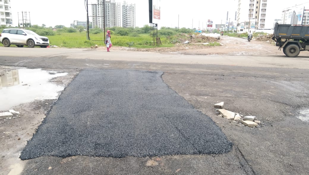 હલકી કક્ષાની કામગિરી કરીને શહેરને ખાડોદરા બનાવનારા ભ્રષ્ટ કોન્ટ્રાક્ટરોને પેનલ્ટી ફટકારાઇ