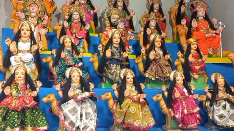 દશામાના વ્રતને લઇને માતાજીની મૂર્તિને વિવિધ આભૂષણથી સજાવવાનું શરૂ કર્યું