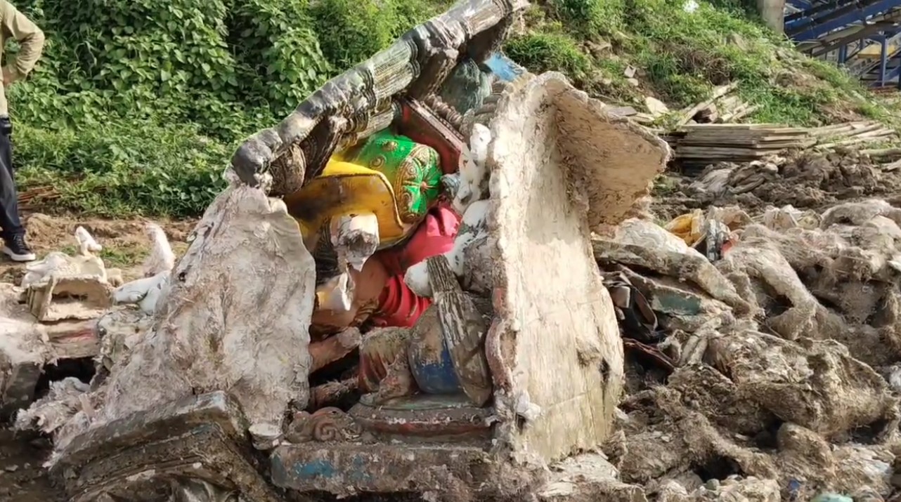 મહાનગરપાલિકાની દબાણ શાખા દ્વારા ડમ્પરોમાં ગણપતિની નવી જૂની મૂર્તિઓ લાવી કાદવ ખીચડની જગ્યામાં ફેંકી દેવામાં આવી  