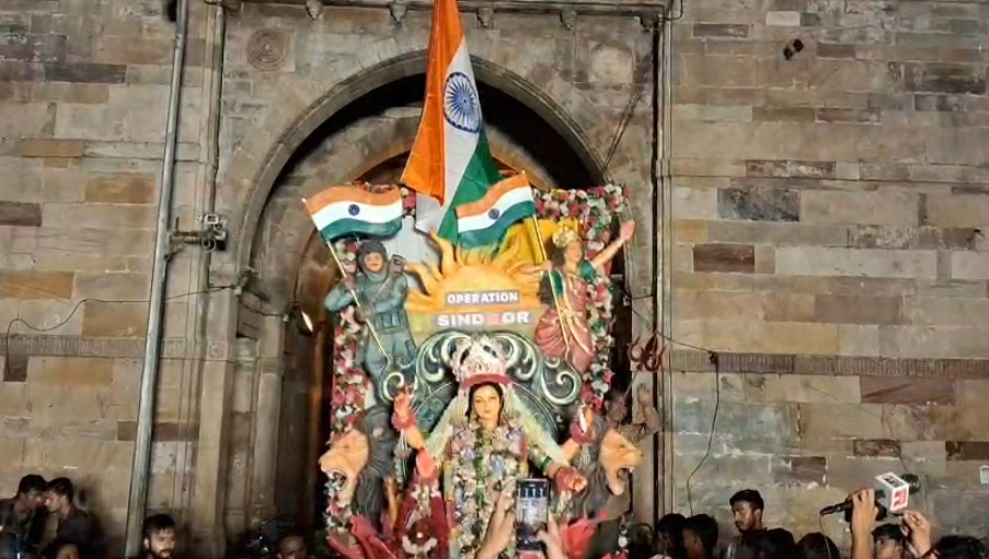 ડીજેના પ્રતિબંધના કારણે બરોડા દશામાં મંડળ દ્વારા ઢોલ નગારા સાથે દશામાની આગમન યાત્રા નીકળી