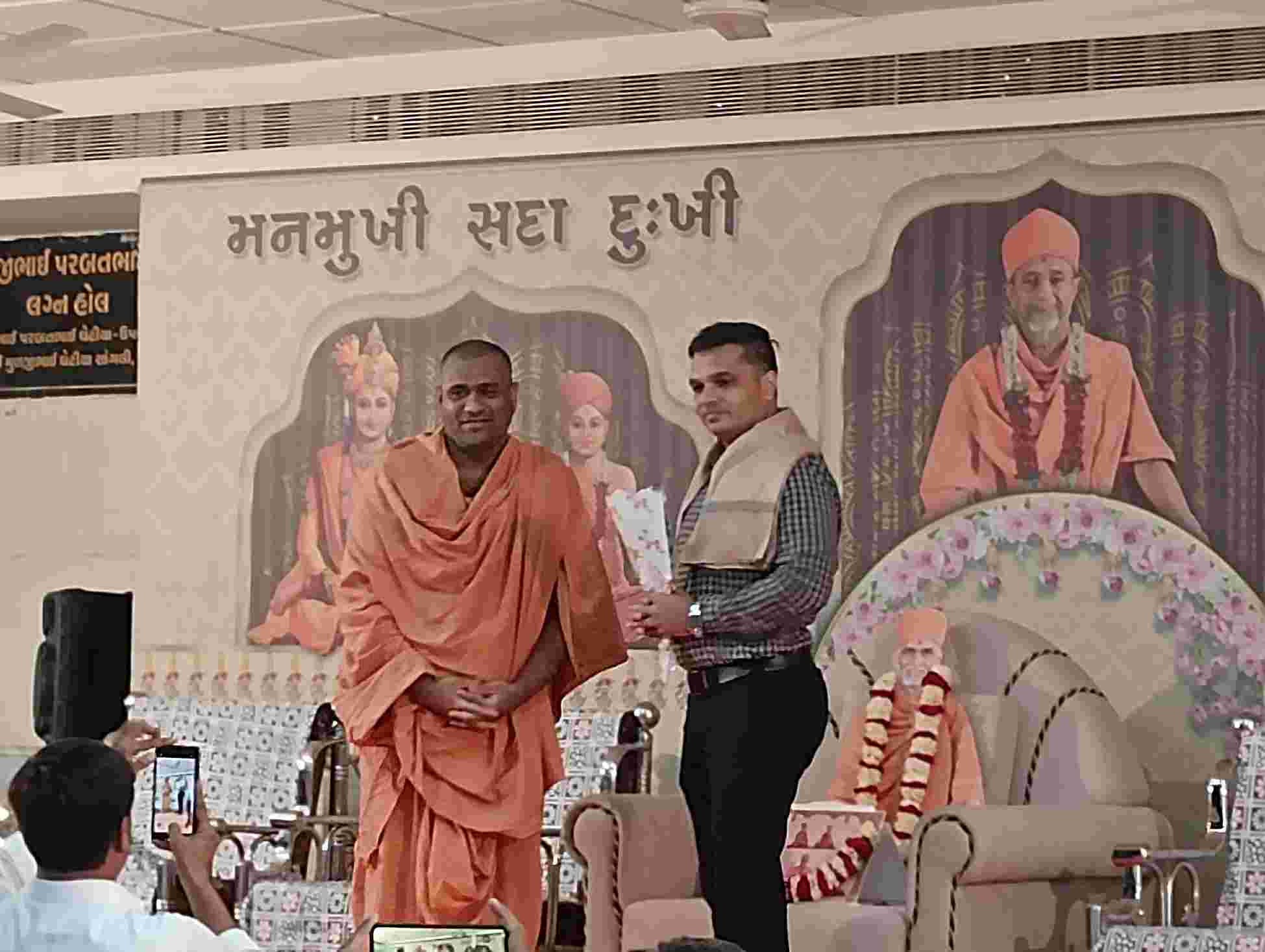 જુનાગઢ એલસીબીના પીઆઇ જે.જે. પટેલનું સંતોના હસ્તે સન્માન