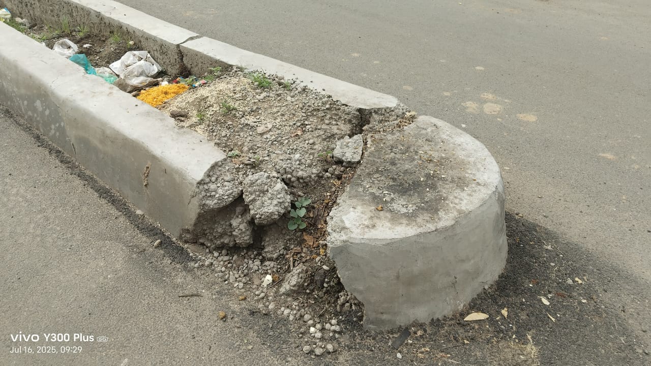 માંજલપુર અલવા નાકાથી, બાહુબલી સર્કલ થી રેલ્વે ટ્રેક સુધીનો ડિવાઈડરની અધુરી કામગીરી