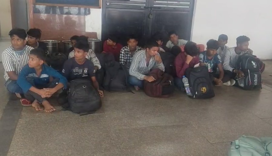 મુંબઈ સેન્ટ્રલ સ્પેશિયલ ટ્રેનમાંથી બાળ મજૂર પકડાયા