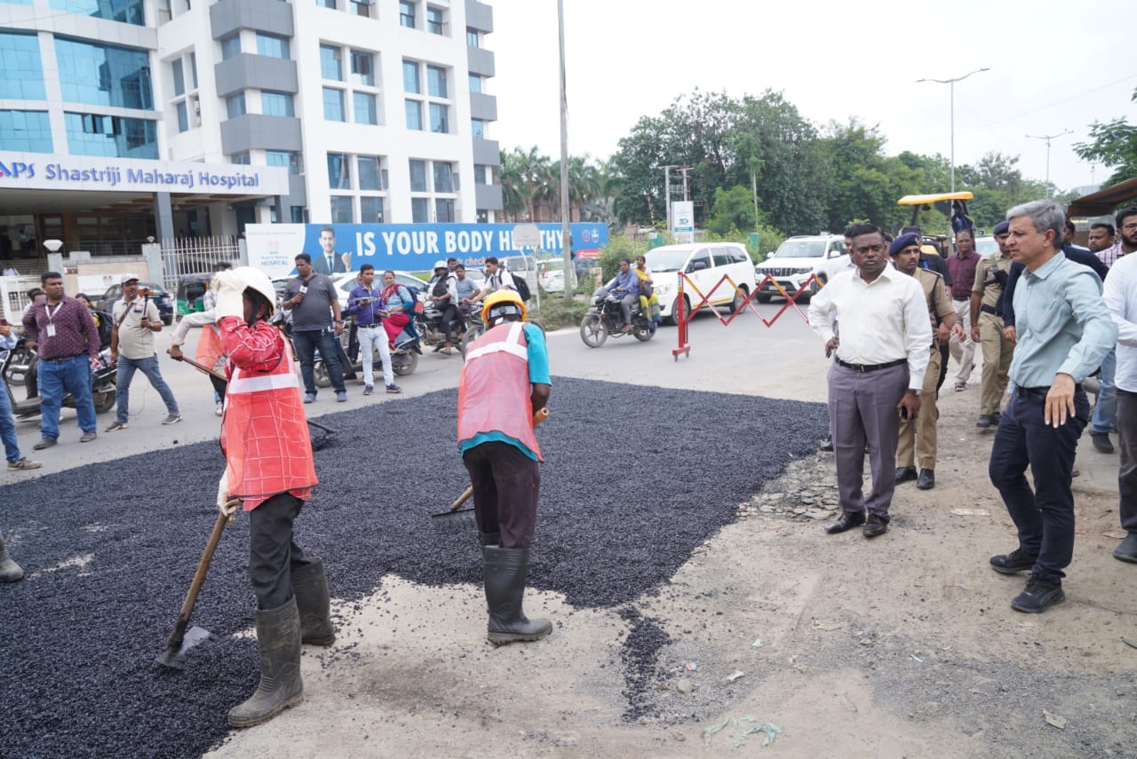 કમિશનરે હોટ મિક્સ પ્લાન્ટ સહિતના સ્થળે મુલાકાત લીધી