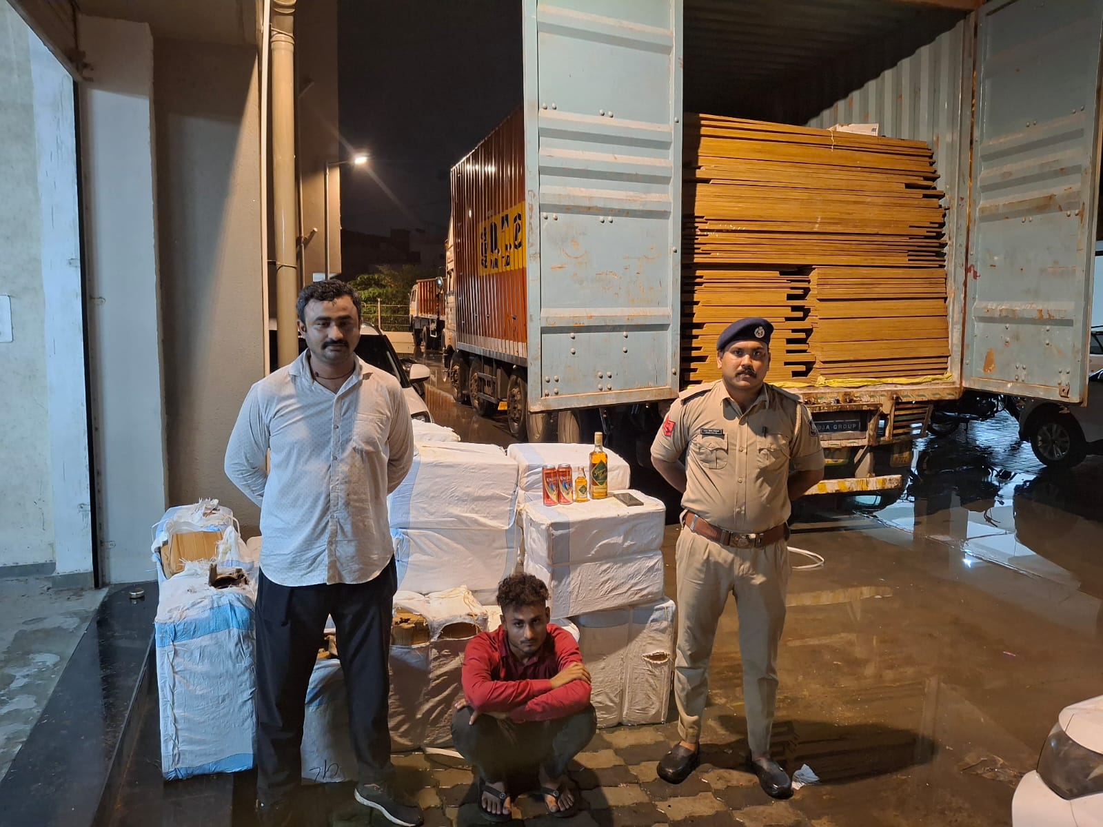 કન્ટેનરમાં પ્લાયવુડની આડમાં લઇ જવાતો દારુ ઝડપાયો