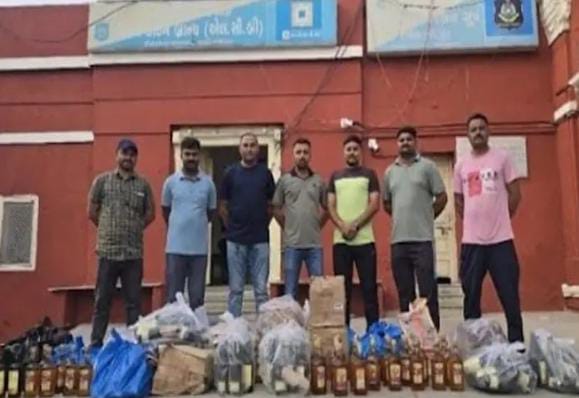 રહેણાક મકાનમાં ઈંગ્લિશ દારૂની બાટલીનો મોટો જથ્થો મળ્યો