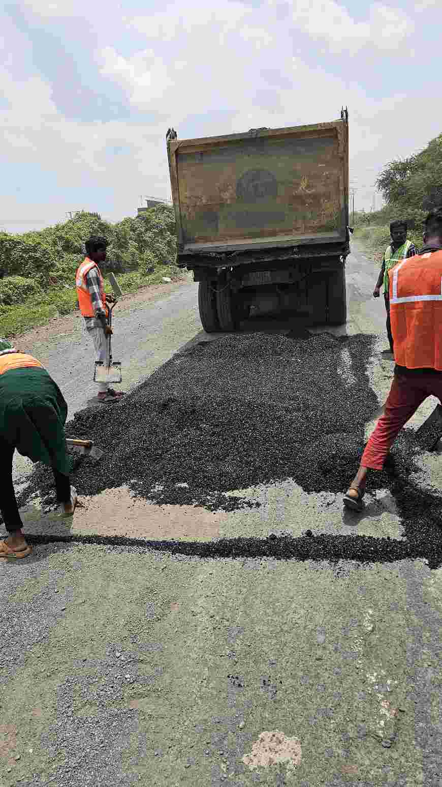 વડોદરા જિલ્લામાં રાજ્યમાર્ગ અને મકાન વિભાગ દ્વારા રસ્તાઓનું પેચવર્ક પૂરજોશમાં