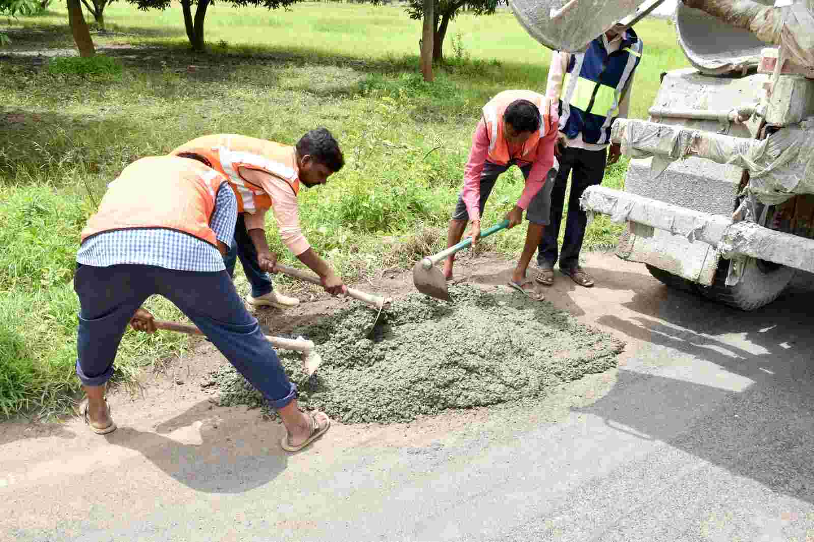 ડભોઈ તાલુકાના રાજલી-મંડાળા રોડ પર માર્ગ દુરસ્તીકરણની કામગીરી હાથ ધરાઈ