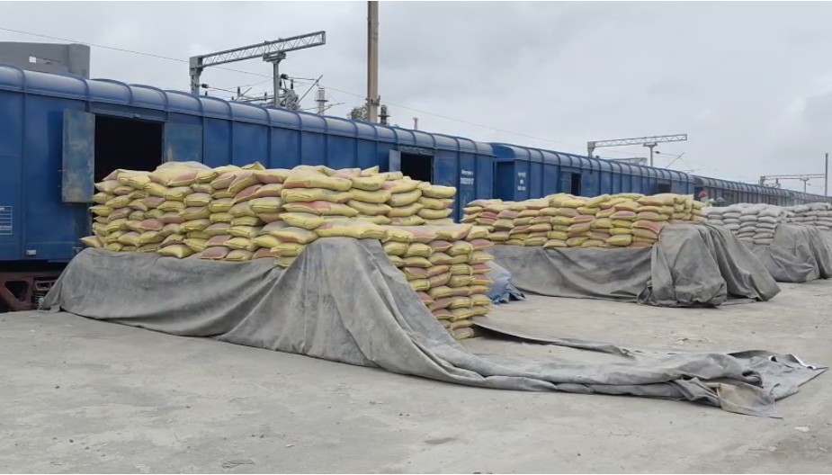 રેલવે ટ્રેકની બાજુમાં વહેલી તકે શેડ બનાવવાની માંગણી : ઘણી સિમેન્ટોની ગુણો ભીની થઈ