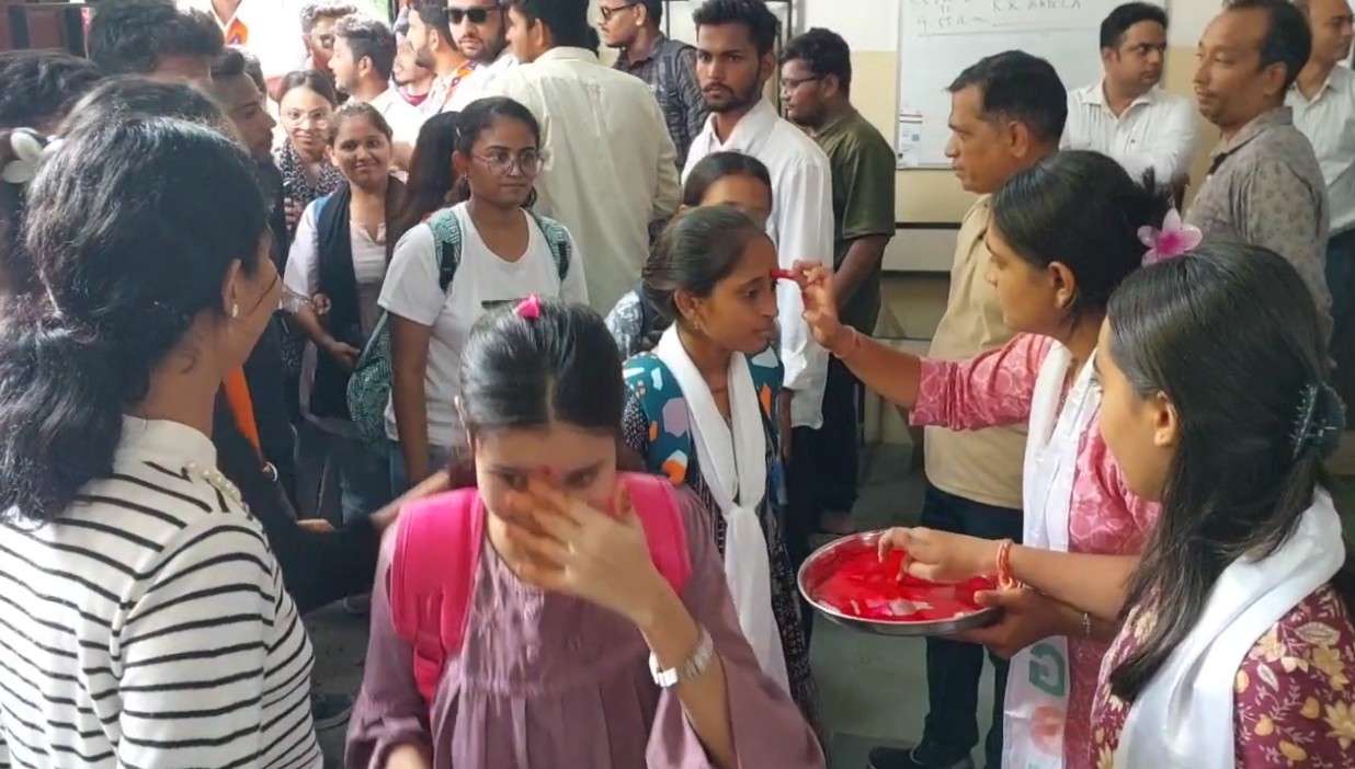 કોમર્સમાં ફર્સ્ટ યરનો અભ્યાસક્રમ શરૂ થતાં એજીએસયુ દ્વારા વિદ્યાર્થીઓને આવકારવામાં આવ્યા.