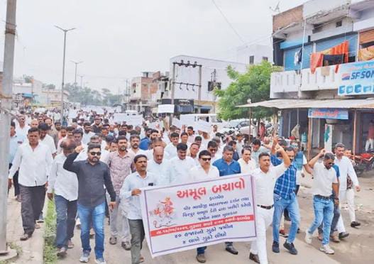 વેટરનરી હોસ્ટેલ માટેની જમીનનો વિવાદ ઉગ્ર બનતા મહિસાગરના વિરપુરમાં મહા આંદોલનનો પ્રારંભ 