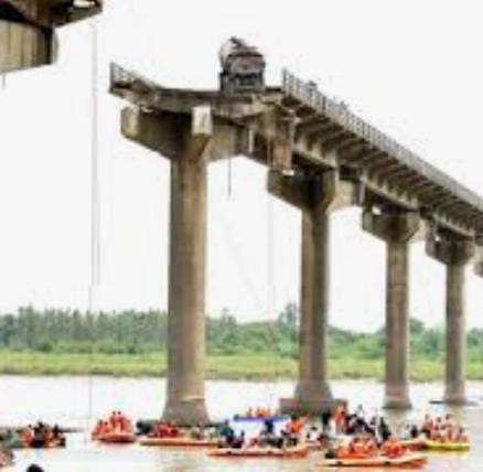 ગંભીરા બ્રિજ પર દુર્ઘટનાના 10 દિવસથી  લટકી રહેલો ટ્રક શિવમ રોડલાઇન્સનો છે : સરકારી તંત્ર ખો આપે છે?!!