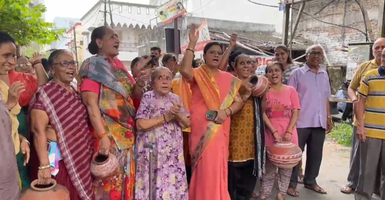 કારેલીબાગ વિસ્તારમાં આશતા સોસાયટીમાં રહેતા સ્થાનિકોએ માટલા ફોડ્યા 