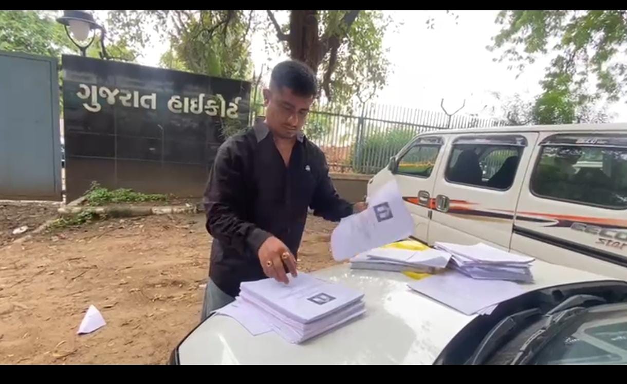 પાલિકાની વડી કચેરીનાં દરવાજા ઉપર પ્રવેશ બંધી પણ , ગુજરાત હાઇકોર્ટનાં દરવાજા હંમેશા ન્યાય માટે ખુલ્લા