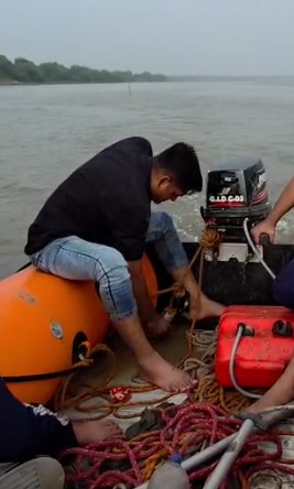 વડોદરા ફાયર વિભાગની કરોડો રુપિયાની નવી બોટમાં કાણાં !! હાલમાં પણ બોટમાં પાણી ભરાઈ રહ્યા છે