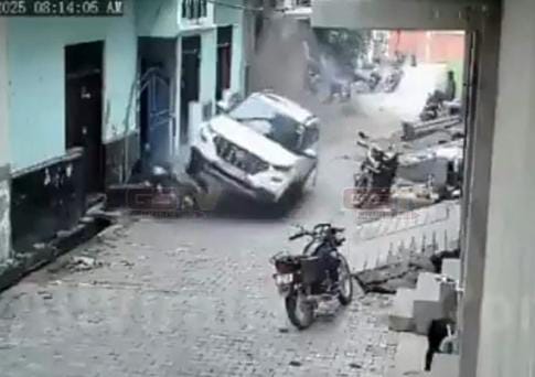 હ્યુન્ડાઈ વેન્યુ એસયુવી તેના મિત્રો સાથે શેરીમાં ઘૂસી ગઈ