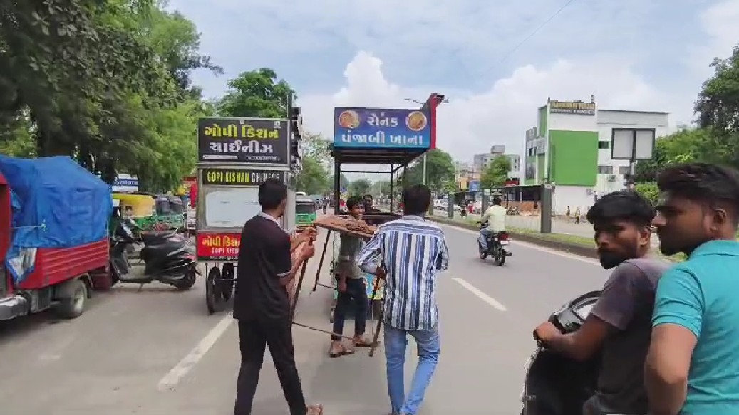 મકરપુરા સુશેન ચાર રસ્તા થી વડસર સુધીના લારી ગલ્લા દબાણ હટાવવામાં આવ્યા