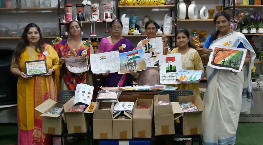 સામાજીક સંસ્થાની બહેનો દ્વારા રક્ષા ફોર સુરક્ષા જવાનના નેજા હેઠળ સરહદ પરના જવાનોને રક્ષા, ચોકલેટ્સ અને શુભેચ્છા મેસેજના કાર્ડસ મોકલ્યા છે.